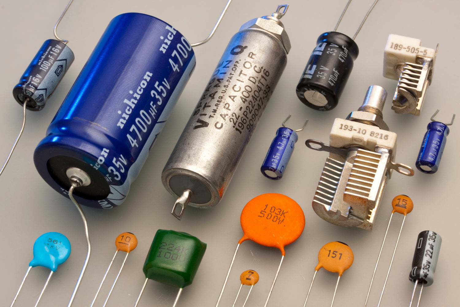 Electrónica Básica: Capacitores - 330ohms